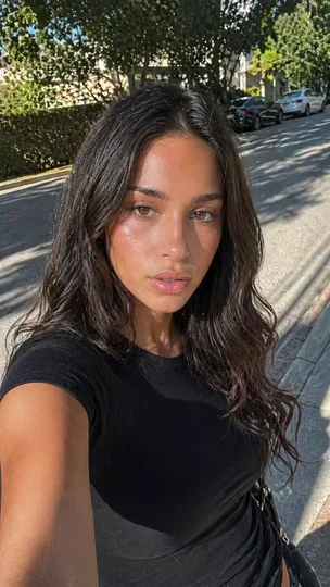 Avatar de IA fazendo selfie na rua