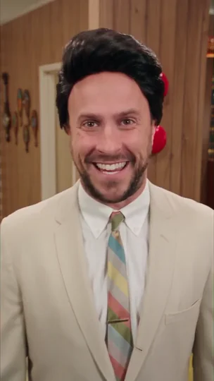 Avatar de IA de terno bege num cenário retrô